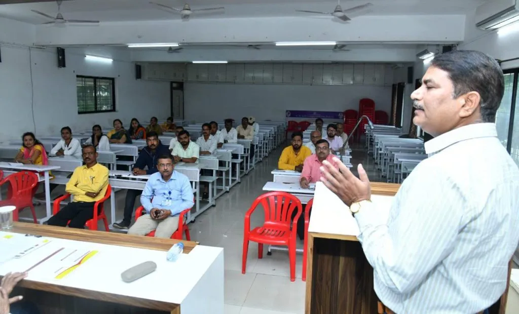 एस. एम. जोशी कॉलेजमध्ये कार्यालयीन सेवकांसाठी फॅकल्टी डेव्हलपमेंट प्रोग्रॅम संपन्न एस. एम. जोशी कॉलेजमध्ये कार्यालयीन सेवकांसाठी फॅकल्टी डेव्हलपमेंट प्रोग्रॅम संपन्न