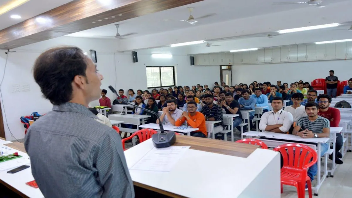 एस. एम. जोशी कॉलेजमध्ये ट्रेनिंग अँड प्लेसमेंट प्रोग्रामचे आयोजन एस. एम. जोशी कॉलेजमध्ये ट्रेनिंग अँड प्लेसमेंट प्रोग्रामचे आयोजन