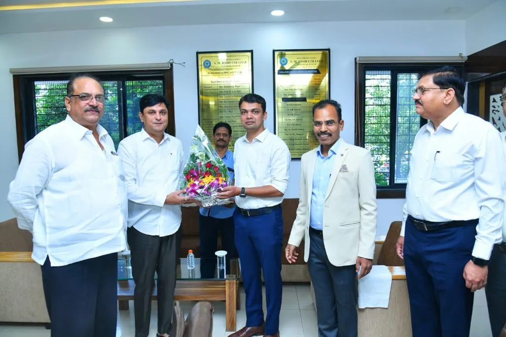 एस.एम.जोशी महाविद्यालयात स्पर्धा परीक्षेत यशस्वी झालेल्या विद्यार्थ्यांचा सत्कार समारंभ संपन्न एस.एम.जोशी महाविद्यालयात स्पर्धा परीक्षेत यशस्वी झालेल्या विद्यार्थ्यांचा सत्कार समारंभ संपन्न