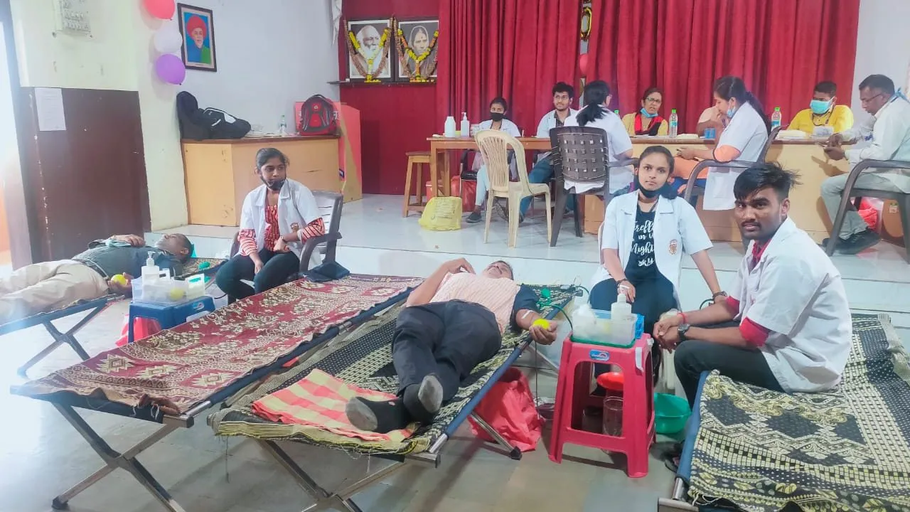 रक्तदान करणे हा महायज्ञ आहे - प्राचार्य डॉ. पांडुरंग गायकवाड रक्तदान करणे हा महायज्ञ आहे - प्राचार्य डॉ. पांडुरंग गायकवाड