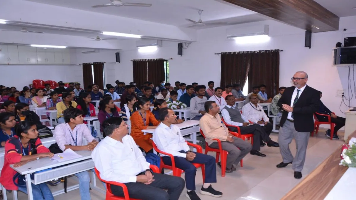 एस. एम. जोशी कॉलेजमध्ये सामाजिक सहिष्णुता दिवस संपन्न एस. एम. जोशी कॉलेजमध्ये सामाजिक सहिष्णुता दिवस संपन्न