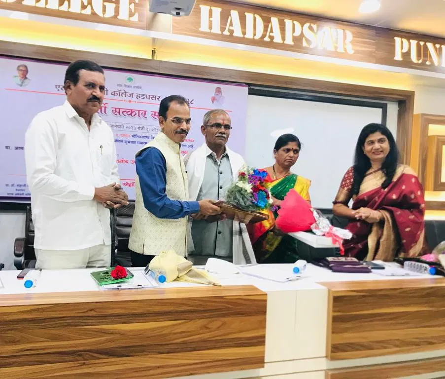एस. एम. जोशी कॉलेजमध्ये सेवापुर्ती सत्कार समारंभ संपन्न एस. एम. जोशी कॉलेजमध्ये सेवापुर्ती सत्कार समारंभ संपन्न