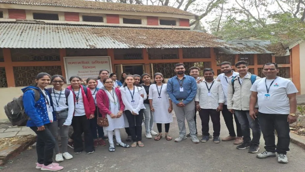 प्रादेशिक मानसिक रुग्णालयास एस. एम. जोशी महाविद्यालयातील विद्यार्थ्यांची भेट प्रादेशिक मानसिक रुग्णालयास एस. एम. जोशी महाविद्यालयातील विद्यार्थ्यांची भेट