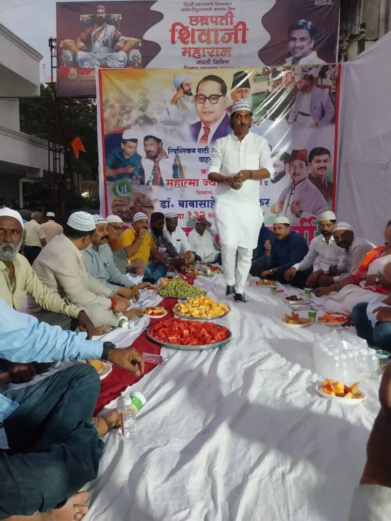 पिंपरी येथील खराळवाडीमध्ये बांधवांसाठी रोजा-ए- इफ्तार पार्टीचे आयोजन पिंपरी येथील खराळवाडीमध्ये बांधवांसाठी रोजा-ए- इफ्तार पार्टीचे आयोजन