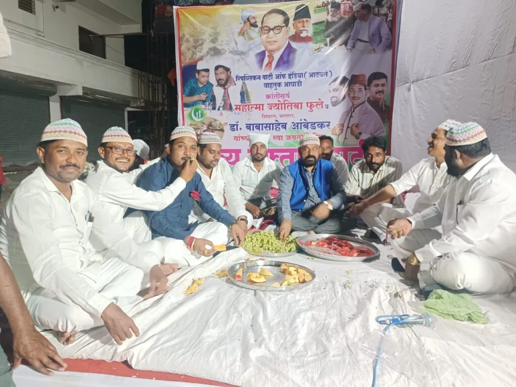 पिंपरी येथील खराळवाडीमध्ये बांधवांसाठी रोजा-ए- इफ्तार पार्टीचे आयोजन पिंपरी येथील खराळवाडीमध्ये बांधवांसाठी रोजा-ए- इफ्तार पार्टीचे आयोजन