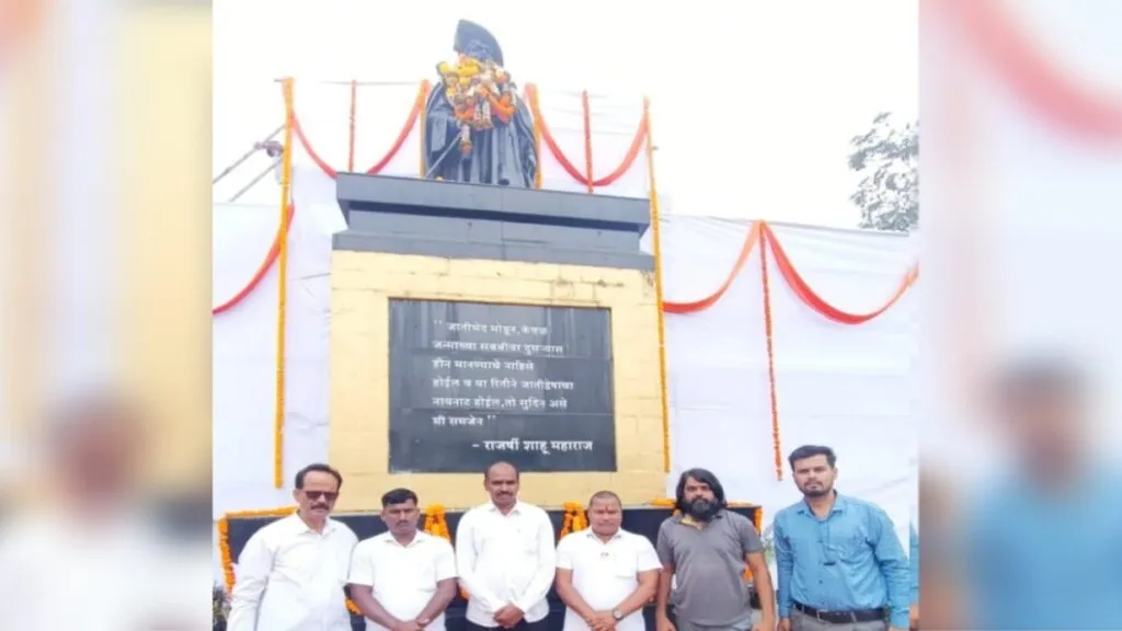 संभाजी ब्रिगेडच्या वतीने राजर्षी शाहू महाराज यांना अभिवादन संभाजी ब्रिगेडच्या वतीने राजर्षी शाहू महाराज यांना अभिवादन
