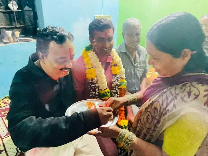 भोसरीतील गवंड्याचा मुलगा झाला पोलिस उपनिरीक्षक; झोपडीत राहणार्या नीलेश बचुटेची यशाला गवसणी भोसरीतील गवंड्याचा मुलगा झाला पोलिस उपनिरीक्षक; झोपडीत राहणार्या नीलेश बचुटेची यशाला गवसणी