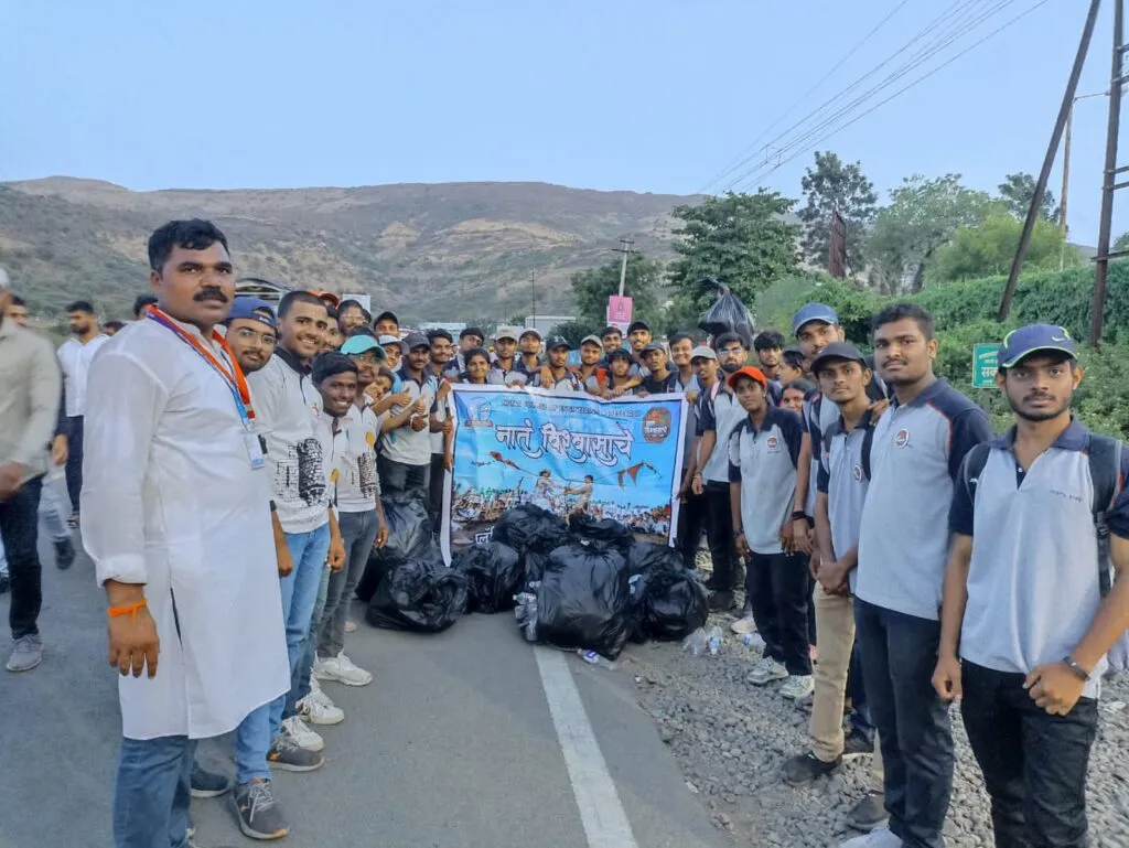 'नातं विश्वासाचे' क्लबच्या युवकांची तुकाराम महाराजांच्या आणि ज्ञानेश्वर माऊलींच्या पालखी सोहळ्यात 'प्लास्टिक मुक्त वारी' 'नातं विश्वासाचे' क्लबच्या युवकांची तुकाराम महाराजांच्या आणि ज्ञानेश्वर माऊलींच्या पालखी सोहळ्यात 'प्लास्टिक मुक्त वारी'