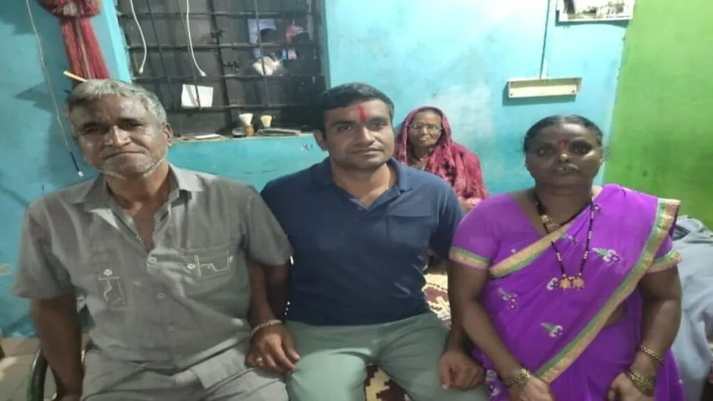 भोसरीतील गवंड्याचा मुलगा झाला पोलिस उपनिरीक्षक; झोपडीत राहणार्या नीलेश बचुटेची यशाला गवसणी भोसरीतील गवंड्याचा मुलगा झाला पोलिस उपनिरीक्षक; झोपडीत राहणार्या नीलेश बचुटेची यशाला गवसणी