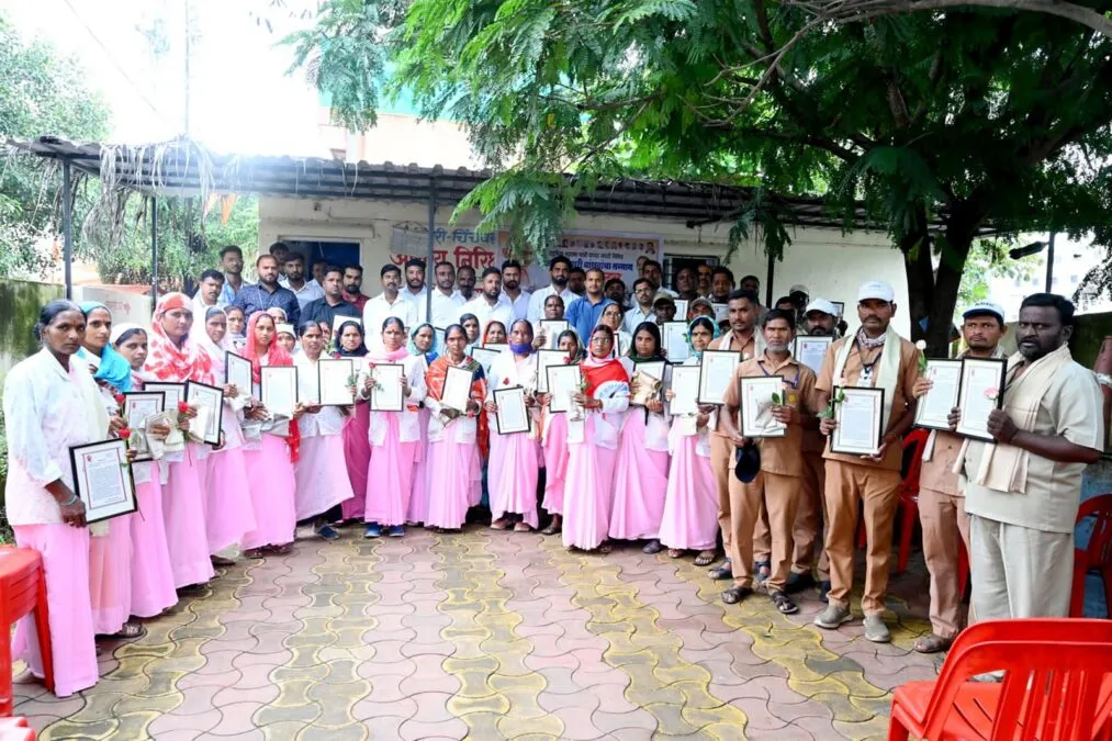 युवक काँग्रेसतर्फे काळेवाडीत सफाई कर्मचाऱ्यांचा सन्मान युवक काँग्रेसतर्फे काळेवाडीत सफाई कर्मचाऱ्यांचा सन्मान